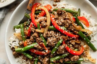 Talerz z mięsem rybami jajkami fasolą orzechami i serem bogatymi w białko