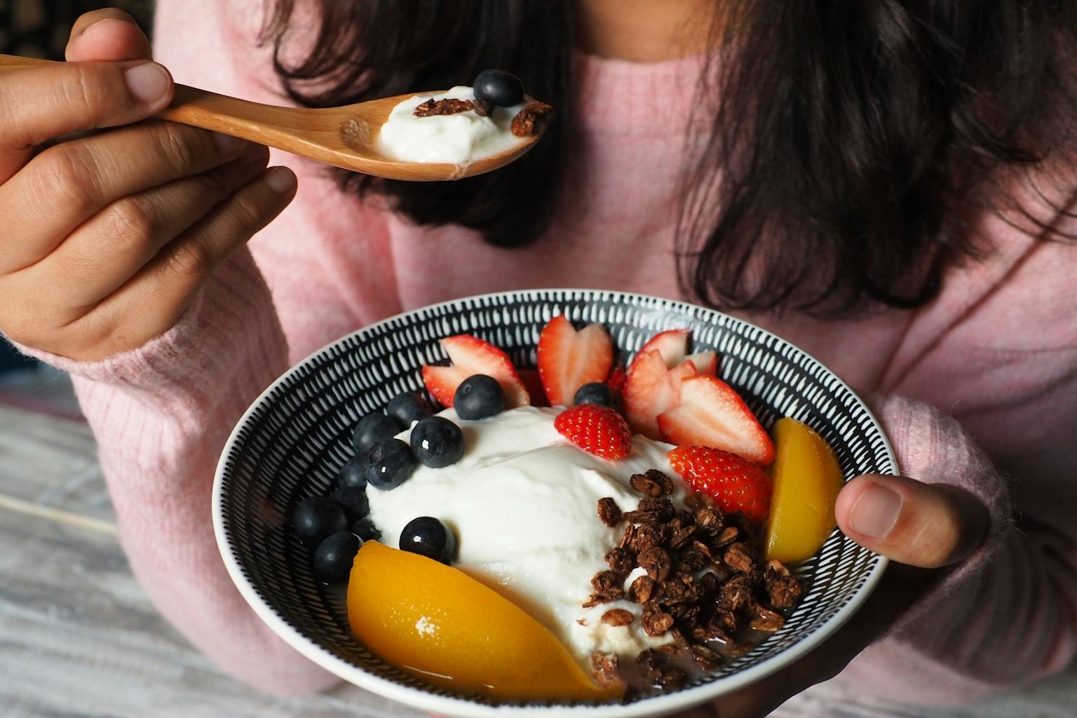 Ikony zdrowego jelita z bakteriami i błonnikiem poprawiającymi trawienie