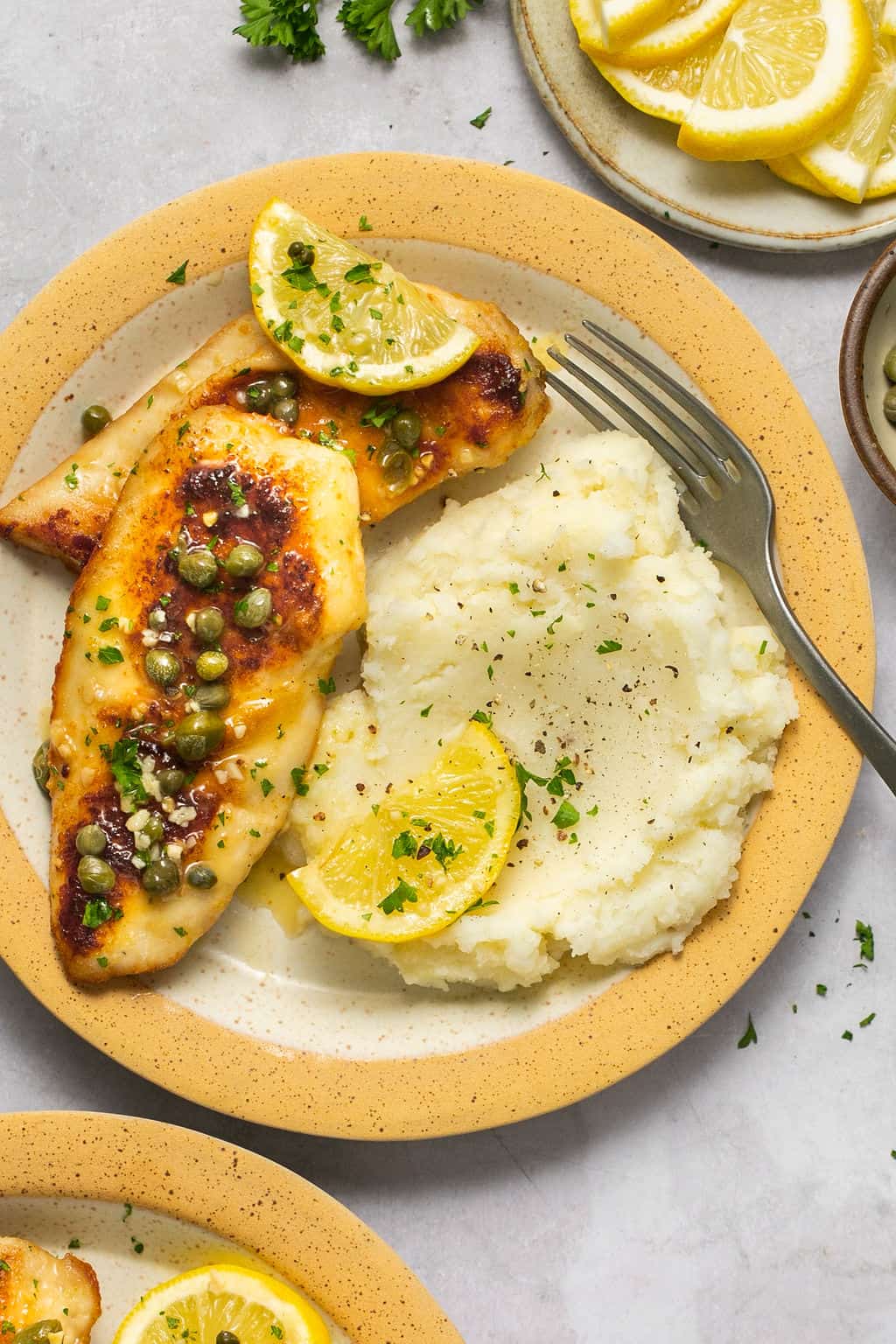 Grillowany kurczak stek wołowy łosoś jajka i twaróg na drewnianej desce