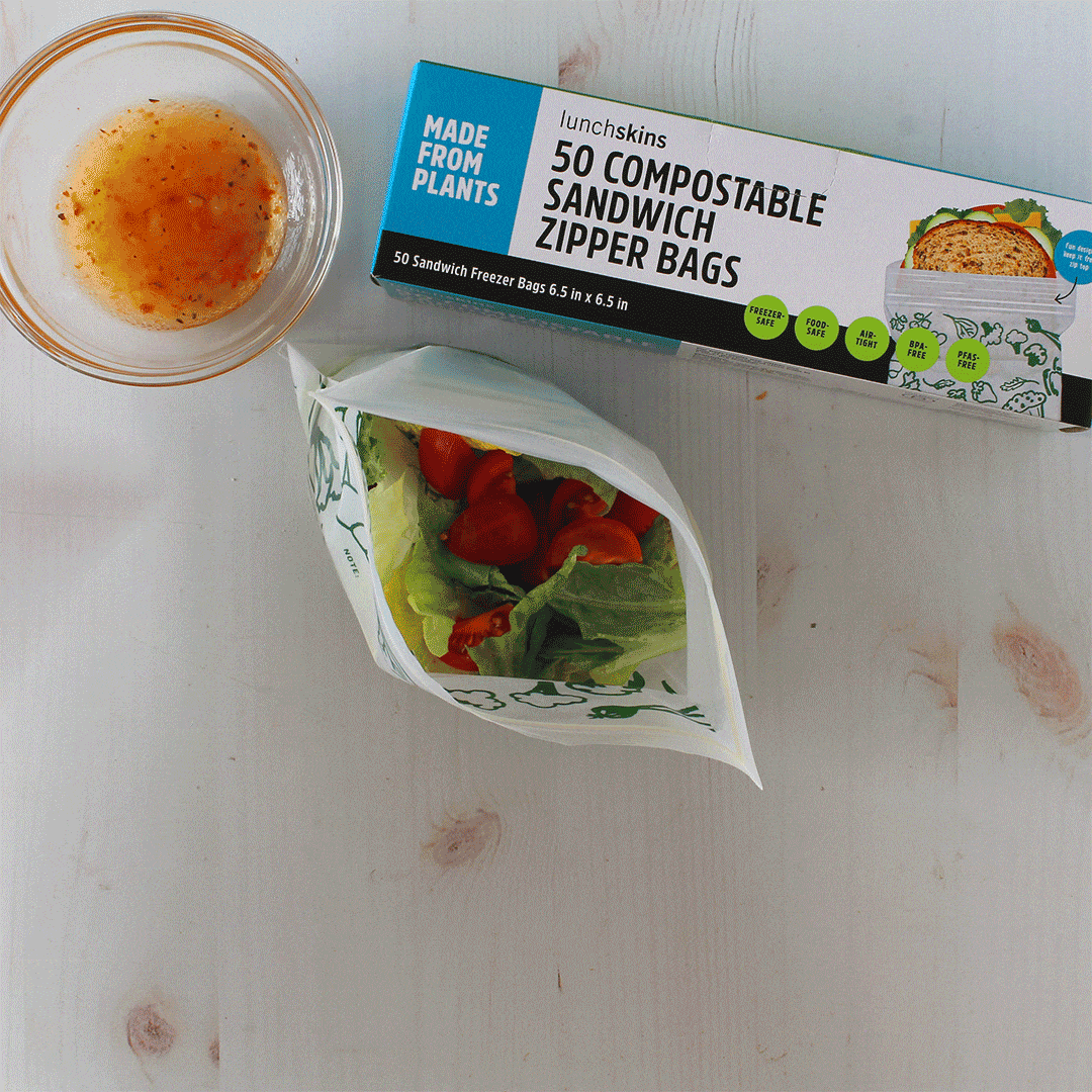 Pokrojone warzywa w misce z lodowatą wodą i kostkami lodu do szybkiego schłodzenia