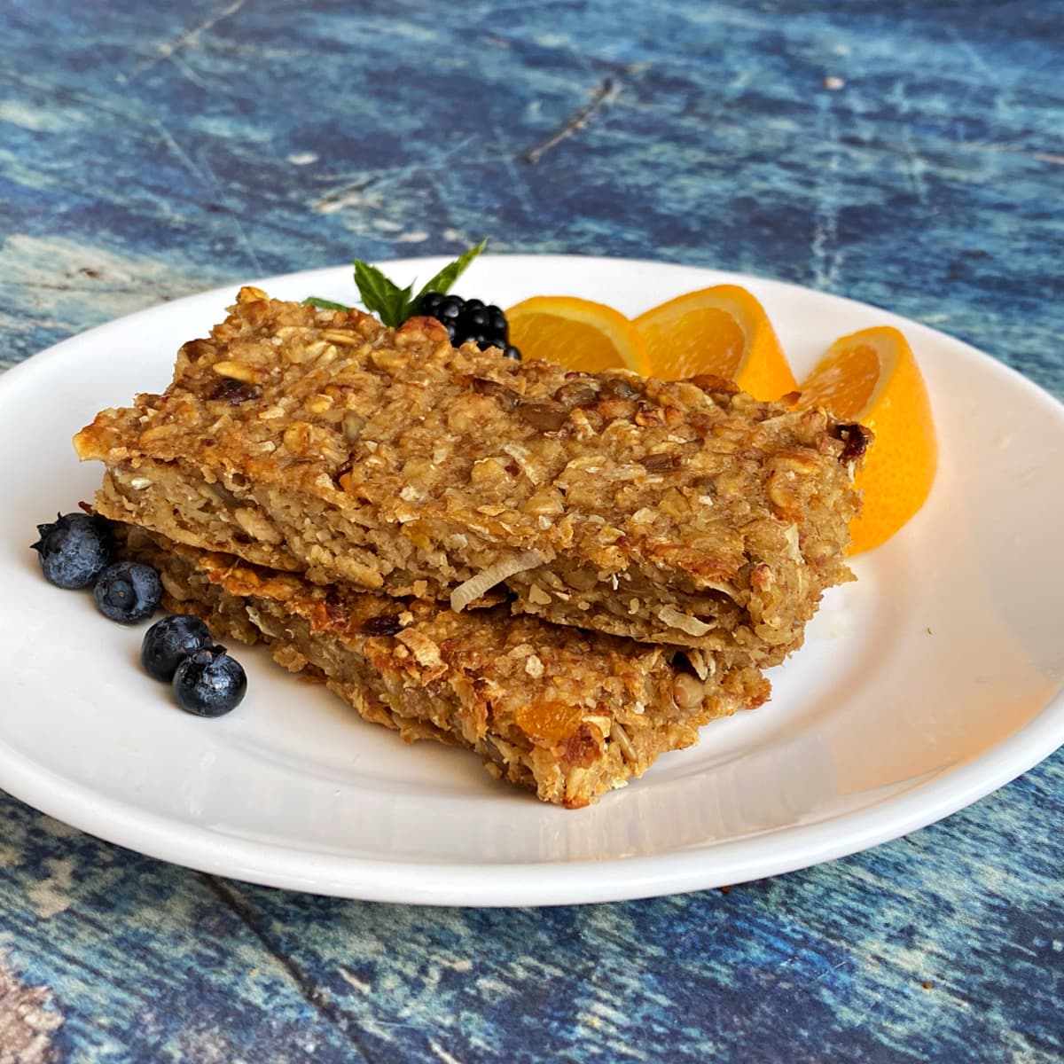 Szklanka zielonego smoothie z jarmużem, jabłkiem, imbirem i plasterkiem cytryny