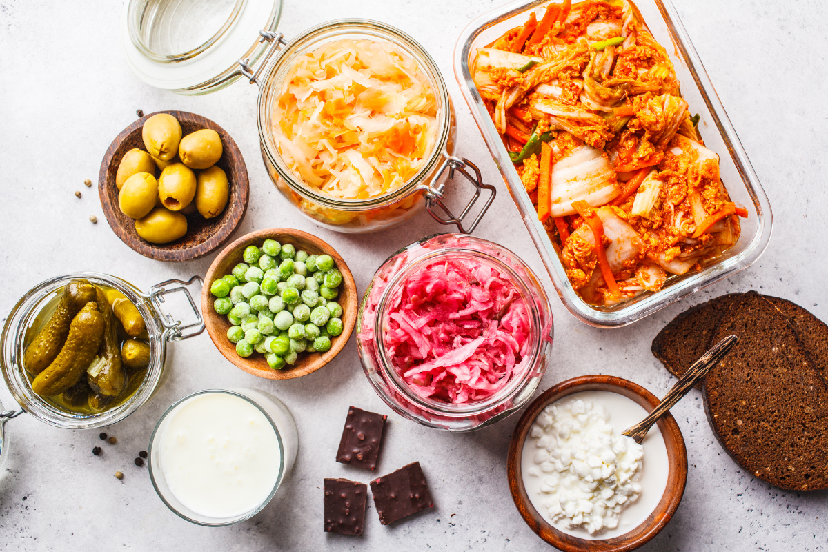 Schemat jelita z probiotykami kolonizującymi ściany i prebiotykami je odżywiającymi